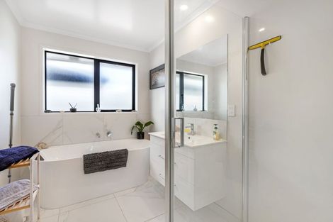 Photo of property in 4 Te Taniwha Road, One Tree Point, 0118
