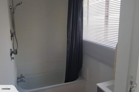 Photo of property in 8b Middlesex Place, Northland, Wellington, 6012