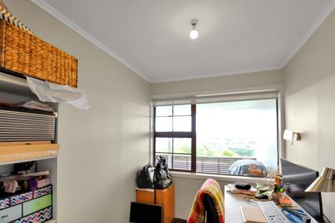 Photo of property in 92 Stewart Drive, Newlands, Wellington, 6037