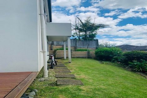 Photo of property in 2/890 East Coast Road, Northcross, Auckland, 0630