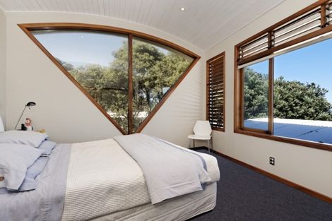Photo of property in 87 Marine Parade North, Piha, 0772