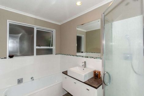 Photo of property in 5 Caledonia Place, Highlands Park, New Plymouth, 4312