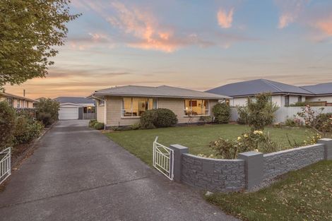 Photo of property in 6 Laing Crescent, Heathcote Valley, Christchurch, 8022