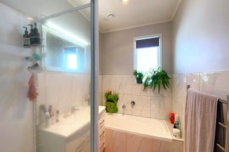 Photo of property in 17 Thomas Avenue, Te Atatu Peninsula, Auckland, 0610