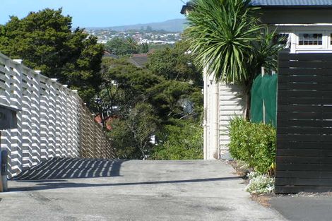 Photo of property in 1/20 Seaview Avenue, Northcote, Auckland, 0627