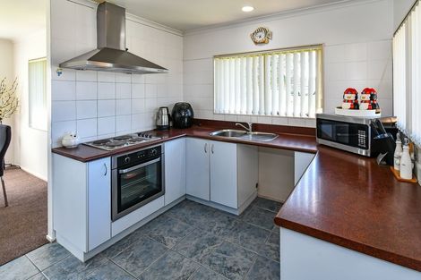 Photo of property in 1 Loughinisland Place, Weymouth, Auckland, 2103