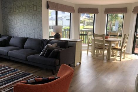 Photo of property in 6 Bennett Grove, Newlands, Wellington, 6037