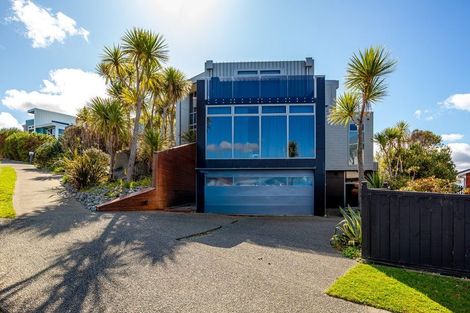 Photo of property in 71 Tamworth Crescent, Newlands, Wellington, 6037