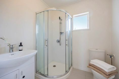 Photo of property in 2/5 Finn Place, Totara Vale, Auckland, 0629
