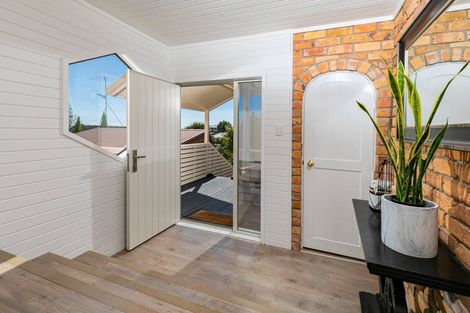 Photo of property in 2/22 Beulah Avenue, Rothesay Bay, Auckland, 0630