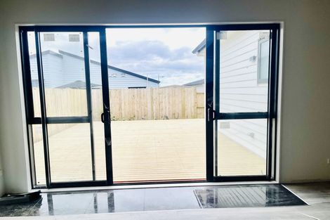 Photo of property in 17 Cronshaw Road, Karaka, 2113