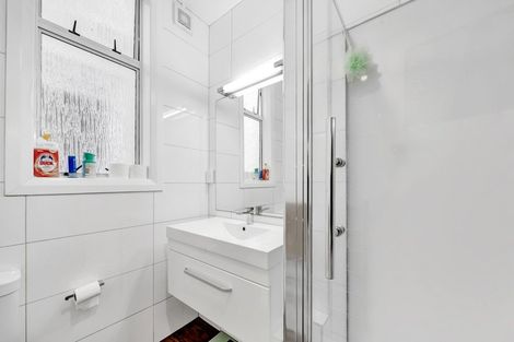 Photo of property in Devonport Apartments, 3/127 Saint Aubyn Street, New Plymouth, 4310