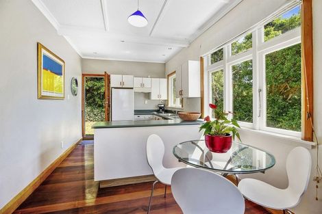 Photo of property in 49 Hungerford Road, Lyall Bay, Wellington, 6022