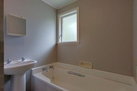 Photo of property in 32 Castle Crescent, Stokes Valley, Lower Hutt, 5019