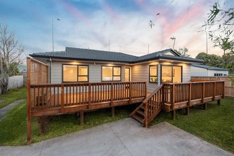 Photo of property in 2/17 Landsdale Place, Massey, Auckland, 0614