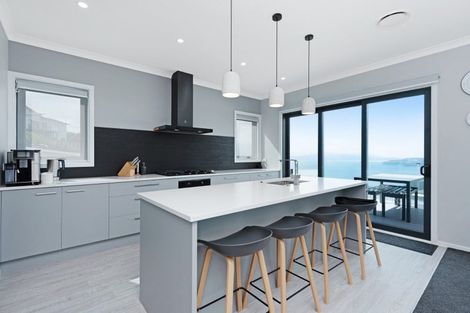 Photo of property in 5 Cessna Way, Newlands, Wellington, 6037