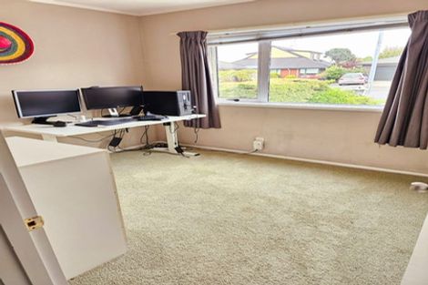 Photo of property in 21 Honeysuckle Place, Northcote, Christchurch, 8052