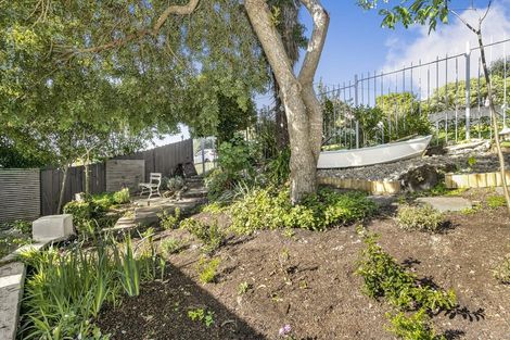 Photo of property in 24 Holiday Road, Stanmore Bay, Whangaparaoa, 0932