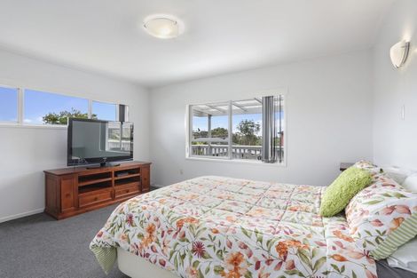 Photo of property in 6 Taioma Crescent, Te Atatu Peninsula, Auckland, 0610