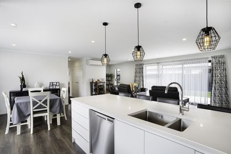 Photo of property in 15 Maple Grove, Kingston, Wellington, 6021