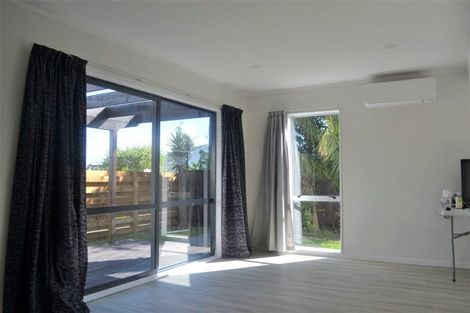 Photo of property in 21 Kingsbridge Place, Newlands, Wellington, 6037