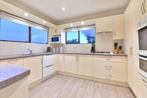 Photo of property in 13 Quo Vadis Place, Red Beach, 0932