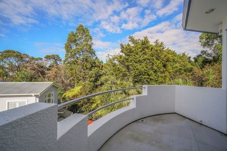 Photo of property in 2/15 Wernham Place, Northcote, Auckland, 0626