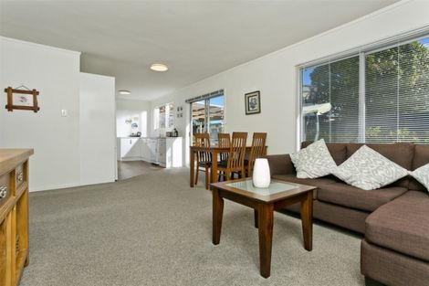 Photo of property in 2/52 Sunnynook Road, Sunnynook, Auckland, 0620