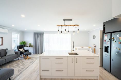 Photo of property in 96 Johnstone Drive, Fitzherbert, Palmerston North, 4410