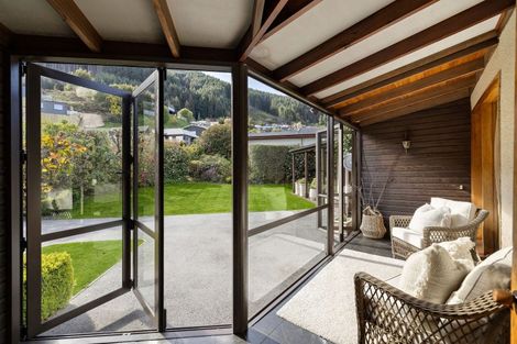 Photo of property in 9 Greenstone Place, Fernhill, Queenstown, 9300