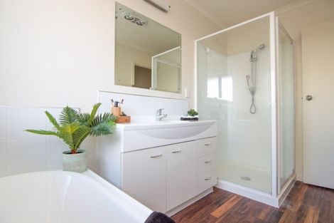 Photo of property in 8 Sorrento Place, Kelvin Grove, Palmerston North, 4414
