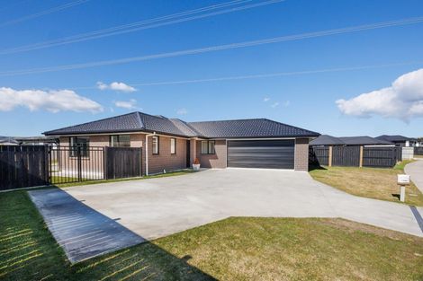 Photo of property in 26 Sardinia Grove, Fitzherbert, Palmerston North, 4410