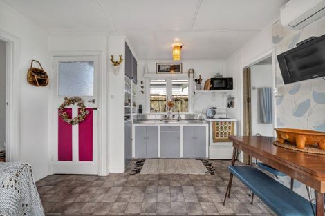 Photo of property in 52 Fifth Avenue, Urenui, 4377