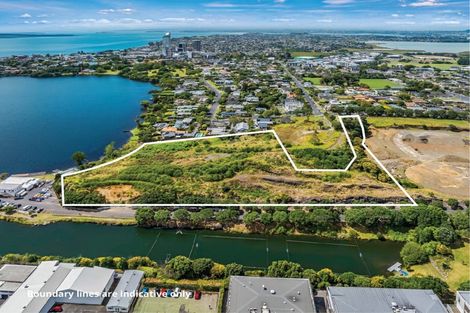 Photo of property in 2d Northcote Road, Takapuna, Auckland, 0622