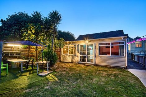 Photo of property in 135 Seaview Road, Paraparaumu Beach, Paraparaumu, 5032
