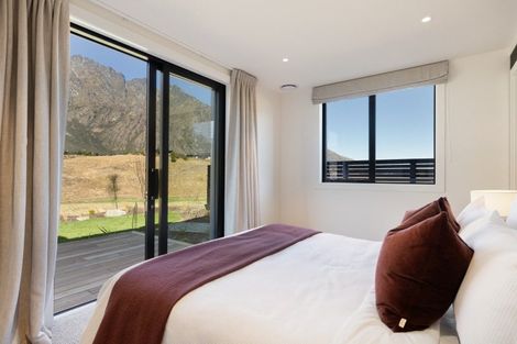 Photo of property in 28 Cunninghams Drive, Jacks Point, Queenstown, 9371