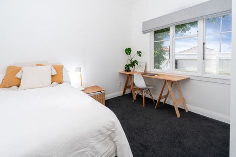 Photo of property in 90 Onepu Road, Lyall Bay, Wellington, 6022