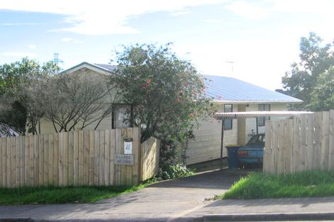 Photo of property in 15 Lilburn Crescent, Massey, Auckland, 0614