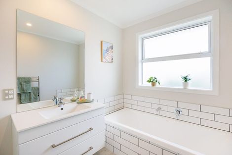 Photo of property in 132 Johnstone Drive, Fitzherbert, Palmerston North, 4410