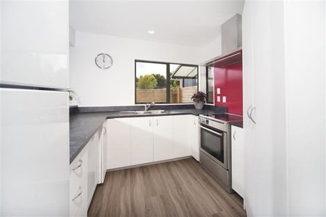 Photo of property in 2/8 Fuchsia Place, Birkdale, Auckland, 0626