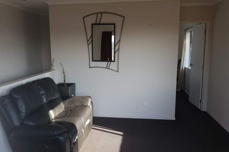 Photo of property in 16 Pono Place, Waiuku, 2123