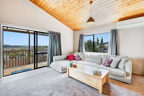 Photo of property in 2/10 Sevilla Place, Unsworth Heights, Auckland, 0632