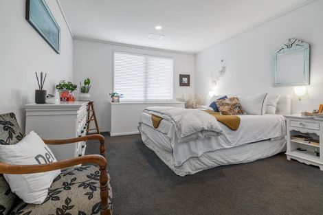 Photo of property in 72 Devonport Road, Tauranga, 3110