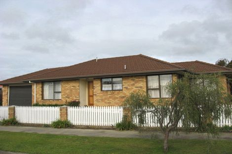 Photo of property in 8a Honeysuckle Place, Northcote, Christchurch, 8052
