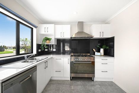 Photo of property in 33 Sirius Crescent, Rototuna North, Hamilton, 3210