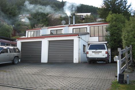 Photo of property in 5a Wye Place, Fernhill, Queenstown, 9300