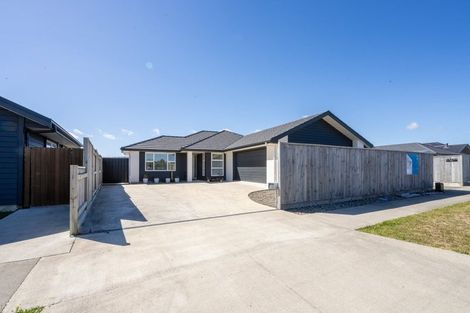 Photo of property in 96 Johnstone Drive, Fitzherbert, Palmerston North, 4410