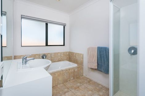 Photo of property in 26 Rising Parade, Fairview Heights, Auckland, 0632