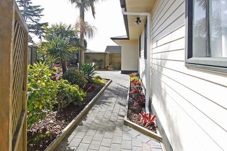 Photo of property in 16 Ussher Place, Pakuranga Heights, Auckland, 2010