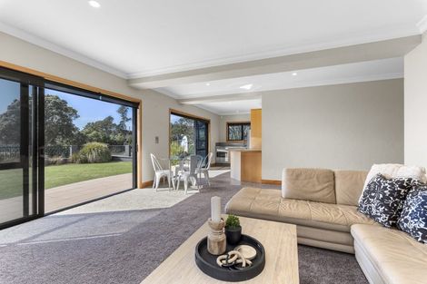 Photo of property in 1 Arden Place, Oakura, 4314